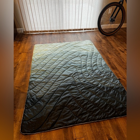 Rumpl Original Puffy Blanket - Cascade Fade - Picture 4 of 4